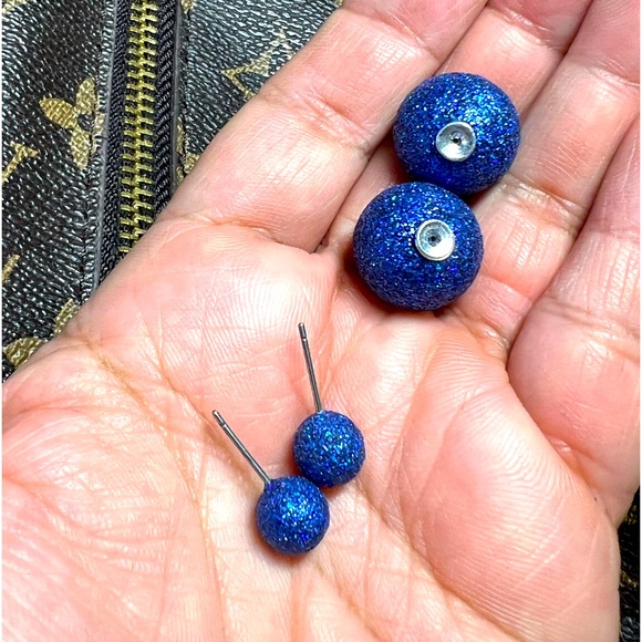 Double side glittery earrings in blue - Picture 5 of 7